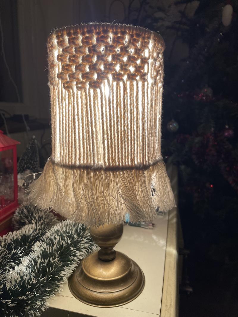 lampe avec abat-jour en macramé 