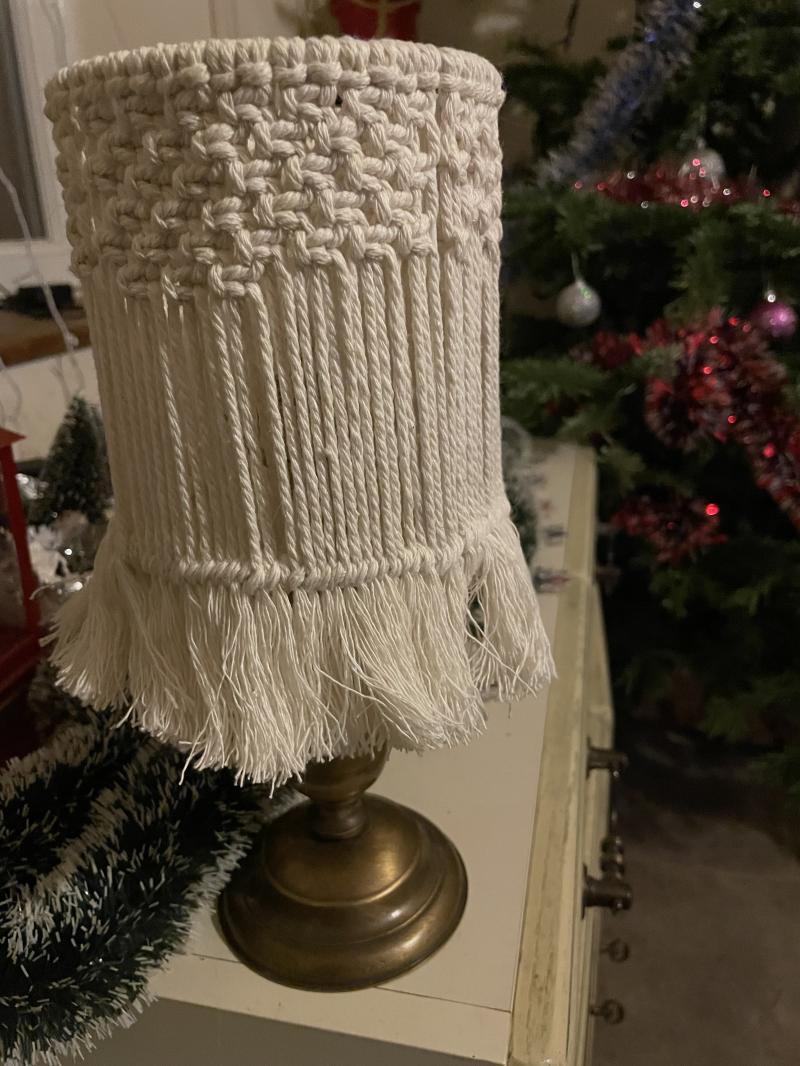 lampe avec abat-jour en macramé 