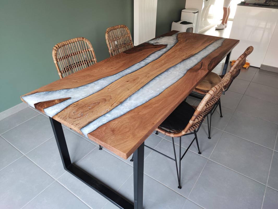 Mobilier d'exception en bois précieux et résine epoxy