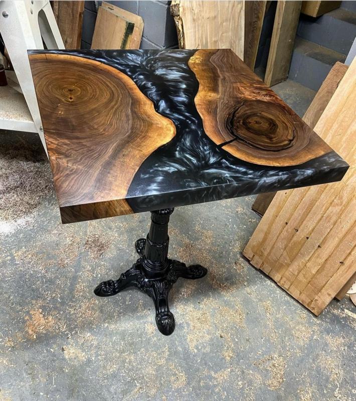 Mobilier d'exception en bois précieux et résine epoxy