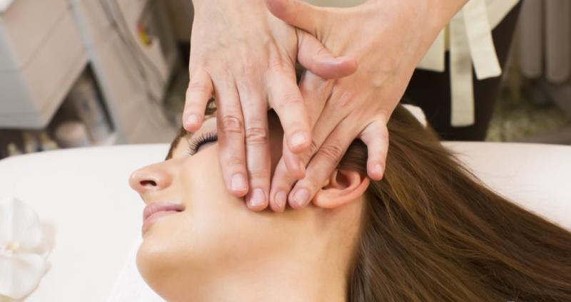 Soin visage anti âge avec modelage liftant japonais